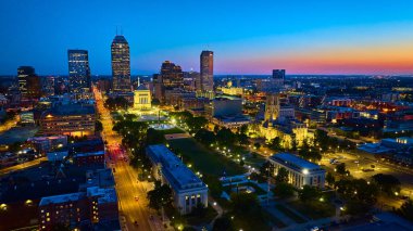 Indianapolis 'te Alacakaranlık, Amerikan Lejyon AVM ve Indiana Savaş Anıtı' nın hava manzaralı, mimari çeşitliliğin sergilendiği şehirler.