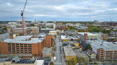 Ann Arbors 'un Çeşitli Mimarisi' nin Bulutlu Görüntüsü, Tarihi Kule, Kırmızı İnşaat Turnası ve Çok Katlı Otopark Turnası Tarafından Çekildi