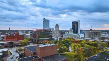 Fort Wayne, Indiana Şehir Merkezi Hava Görüntüsü Sonbaharda Tarihi Adliye Sarayı ile Skyline