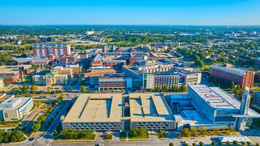 Indianapolis 'teki Yayılan Şehir Kampüsünün Havadan Görünümü Modern Mimari ve Yeşil Alanlar Gösterimi