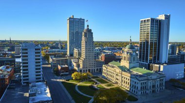 Fort Wayne, Indiana 'nın güneşli hava manzarası, modern gökdelenlerin ortasında, sakin sonbahar sokaklarının ortasında tarihi bir adliye binasıyla mimari çeşitlilik sergiliyor..
