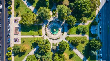 Indianapolis 'teki Çeşmeli Vibrant Şehir Parkı' nın Hava Görüntüsü Drone tarafından yakalandı.