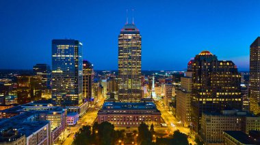 Alacakaranlık 'ta Indianapolis' in 2023 Hava Görüntüsü, DJI Mavic 3 Drone tarafından yakalandı, Aydınlatılmış Skyline ve Amerikan Legion Mall