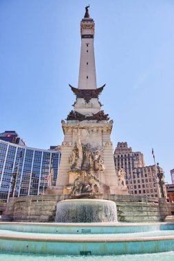 Tarihi Indianapolis Anıt Çemberi 'nde güneşli bir gün, 2023 - Indiana şehir merkezindeki miras ve kentsel modernliğin bir karışımı