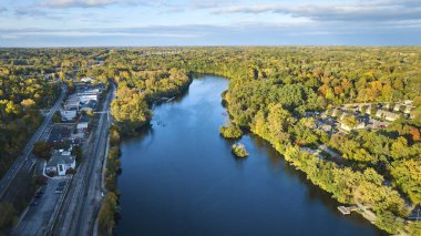 Ann Arbor, Michigan 'daki Serene Huron Nehri Küçük Kasaba ve Sonbahar Yeşilliği