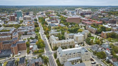 Michigans Üniversitesi 'nin tarihi mimarisi ve yemyeşil kampüsünün havadan görünüşü Ann Arbors şehir merkezine sorunsuzca uyum sağlıyor.