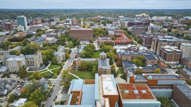 Ann Arbor, Michigan 'da Değişik Mimari ve Şehir Hayatı Hava Görüntüsü