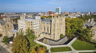 Michigan Üniversitesi 'nde Gotik Mimarinin Havadan Görünümü, Ann Arbor Kentsel Gelişim Gösterisi