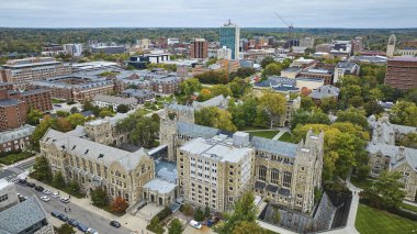 Michigan Üniversitesi Kampüsü 'ndeki Modern Yapıların Ortasında Tarihi Gotik Binanın Havadan Görünümü, Ann Arbor