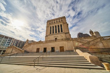 Indianapolis, Indiana şehir merkezinde modern kentsel yapıların arka planına karşı alçak bir açıdan bakan görkemli sütunları ve detaylı oymaları olan klasik tarzda büyük bir hükümet binası.