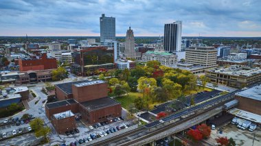 Fort Wayne, Indiana 'nın Havadan Görünümü: Sonbahar Yeşillikleri Arasında Modern ve Tarihi Mimarinin Harmanlanması