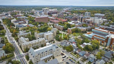 Ann Arbor şehir merkezinin çeşitli mimarisinin havadan görünüşü Michigan Üniversitesi kampüsünü canlı sonbahar renklerinde yakalıyor..