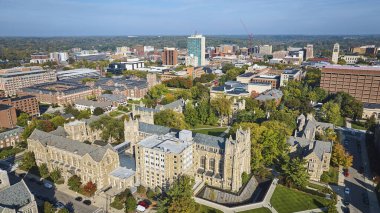Michigan Üniversitesi kampüsünün havadan görünüşü ile Gotik ve modern mimarinin pazar günleri harmanlanması.