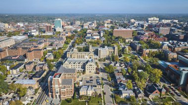 Michigan Üniversitesi Kampüsü ve Şehir Merkezi Ann Arbor 'un Hava Görüntüsü, Tarihi ve Modern Mimariyi Gösterme