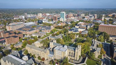Michigan Üniversitesi Kampüsü ve Şehir Merkezi Ann Arbor Şehir Geliştirme ve Gotik Mimarinin Parlak Hava Görüntüsü