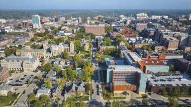 Michigan Üniversitesi Kampüsü Hava Görüntüsü, Şehir Merkezi Ann Arbor 'da Mimarlık Tarzı ve Şehir Yeşilliği Gösterimi