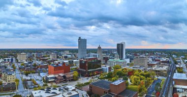Fort Wayne, Indiana 'da Sonbahar Alacakaranlığı - Hava Panoraması DJI Mavic 3 İnsansız Hava Aracı Canlı Sonbahar Yeşillikleri, Modern Skyline ve Tarihi Eyalet Binası