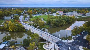 Küçük kasaba köprüsünün hava alacakaranlık görüntüsü, Fort Wayne, Indiana Drone tarafından yakalandı
