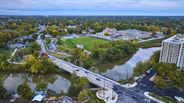 Fort Wayne, Indiana 'daki Serene River Town' ın Hava Görüntüsü Şehir ve Doğal Ortam Harmanını Yakalıyor