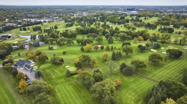 Michigan banliyösündeki canlı sonbahar golf sahasının hava görüntüsü insansız hava aracı ile çekildi.