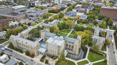 Michigan Üniversitesi kampüsünün canlı şehir Ann Arbor 'a yerleşmiş Gotik mimarisiyle hava görüntüsü.