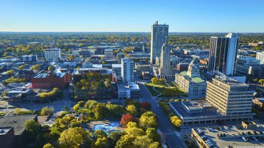 Fort Wayne şehir merkezinin ikonik adliye binasıyla hava görüntüsü