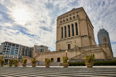 2023 yılında Indianapolis şehir merkezindeki modern binalar arasında bulunan görkemli Indiana Dünya Savaşı Anıtı gündüz görünümü
