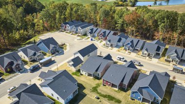 Indiana 'daki Vibrant Suburban Mahallesinin Hava Görüntüsü İnsansız Hava Aracı Tarafından Yakalandı