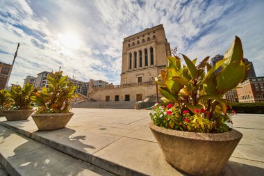 Indianapolis, Indiana 'da sütunları olan, modern mimari ve canlı çiçeklerle çevrili, güneşli büyük klasik bina, 2023