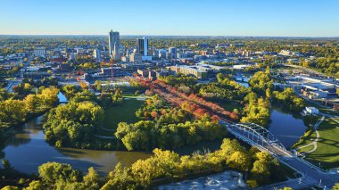 Fort Wayne, Indiana 'nın Erken Sabah Hava Görüntüsü, Şehir Merkezi Skyline, Martin Luther King Köprüsü ve Autumnal River Parkland