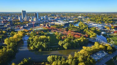 Fort Wayne, Indiana 'nın hava sonbahar manzarası Martin Luther King Köprüsü ve Şehir Yeşilliği' nin ortasındaki nehri gösteriyor.
