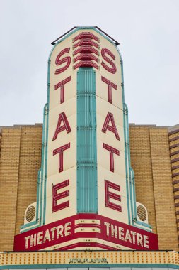 Ann Arbor, Michigan şehir merkezindeki klasik devlet tiyatrosu afişi Amerikan sinemasının nostaljisini vurguluyor.