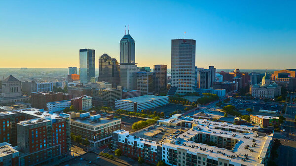 Вид на центр Индианаполиса с высоты заката солнца, представляющий собой смесь современной и исторической архитектуры