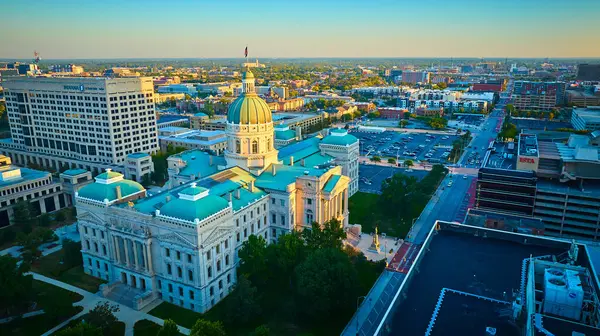 Sonnenaufgang Über Indianapolis Der Die Pracht Des Regierungsgebäudes Mit Grüner — Stockfoto