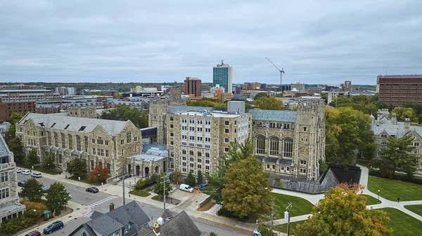 Michigan Hukuk Fakültesi Gotik stil görüşünün yükseltilmesi, Ann Arbor şehir merkezindeki kentsel genişleme sırasında akademik geleneğin sergilenmesi