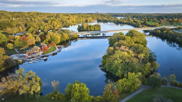 Gallup Park, Michigan 'da Sonbaharın Havadan Görüntüsü, Kanolar ve Köprü Üzerinde Altın Saat Gösterimi