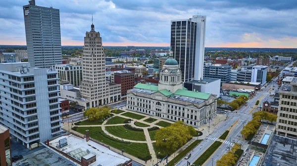 Fort Wayne, Indiana 'da Altın Saat - Modern Şehrin Ortasında Klasik Adliye