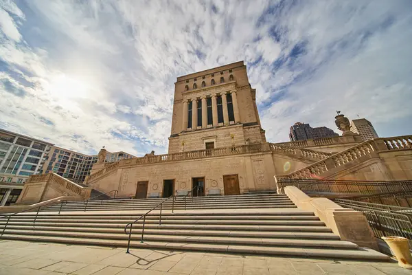 Indianapolis, Indiana şehir merkezinde modern kentsel yapıların arka planına karşı alçak bir açıdan bakan görkemli sütunları ve detaylı oymaları olan klasik tarzda büyük bir hükümet binası.