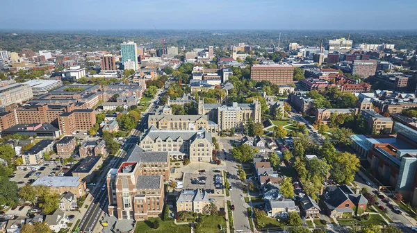 Michigan Üniversitesi Kampüsü ve Şehir Merkezi Ann Arbor 'un Hava Görüntüsü, Tarihi ve Modern Mimariyi Gösterme