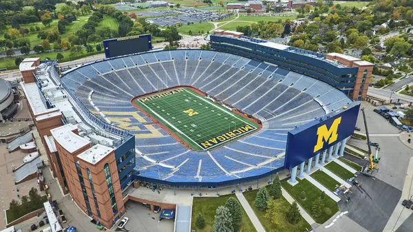 Ann Arbor 'daki Michigan Wolverines futbol stadyumunun hava manzarası maç günü park halindeki arabalarla dolu.