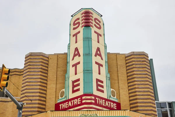 Ann Arbor, Michigan şehir merkezinde tabelası olan klasik Devlet Tiyatrosu bulutlu bir gökyüzü altında sanat deco mimarisi sergiliyor..