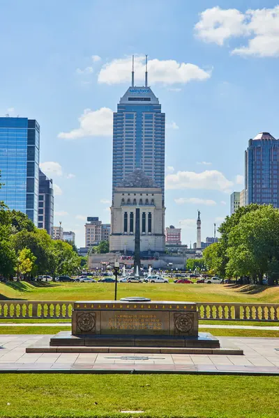 Vibrant 2023 Indianapolis Cityscape Featuring Memorial Gateway Neoclassical Government Building — Stock Photo, Image