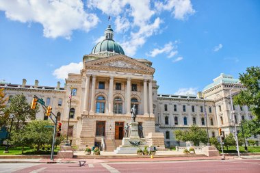 Indianapolis, Indiana 'daki Neoklasik Adliye Sarayı, 2023' te açık mavi gökyüzü altında yakalandı.