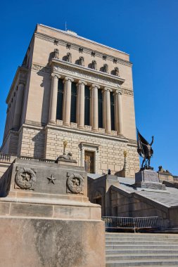 2023 yılında Indianapolis şehir merkezinde bulunan büyük neoklasik mimarisini ve barışçıl ambiyansını gözler önüne seren Indiana Dünya Savaşı Anıtı gündüz görünümü..