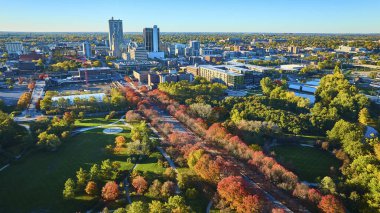 Fort Wayne, Indiana 'da Kentsel Gelişmenin Ortasında Yeşil Park Hava Gösterimi