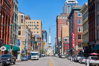 2023, Indianapolis şehir merkezindeki Monument Circle 'daki hareketli Gündüz Sahnesi