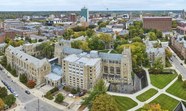 Michigan 'daki Gotik tarzı kampüsün havadan görünüşü. Detaylı taş binalar ve yeşil alanlar Ann Arbor' un kentsel zeminiyle çelişiyor.