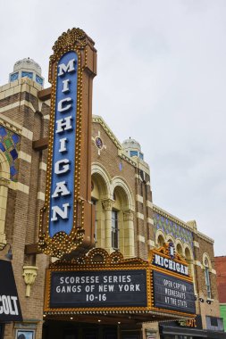 Eski Michigan Tiyatrosu afişi, kapalı bir gökyüzü altında Scorsese film serisini anons ediyor. Ann Arbor şehir merkezindeki nostalji ve tarihsel korunmayı özetliyor..