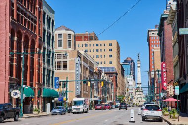 2023 'te Indianapolis şehir merkezindeki canlı gündüz manzarası mimari çeşitlilik, yoğun trafik ve Eski Spagetti Fabrikası sergileniyor..