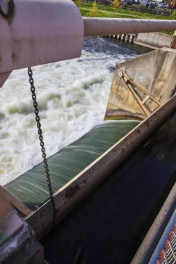 Argo Barajı, Huron Nehri, Michigan 'da güçlü su akışı, endüstriyel su yönetimi ve yenilenebilir enerji kavramlarını gözler önüne seriyor